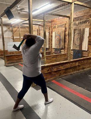 Double handed axe throwing stance