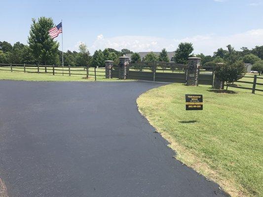 The Texas BlackTop Boys sealcoat this driveway in Paris, Texas. Beautiful!