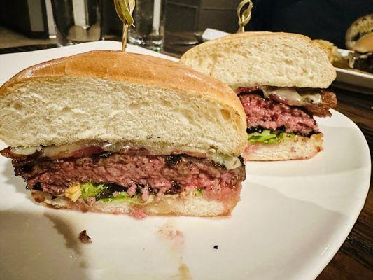 Wagyu burgers with white cheddar, bacon