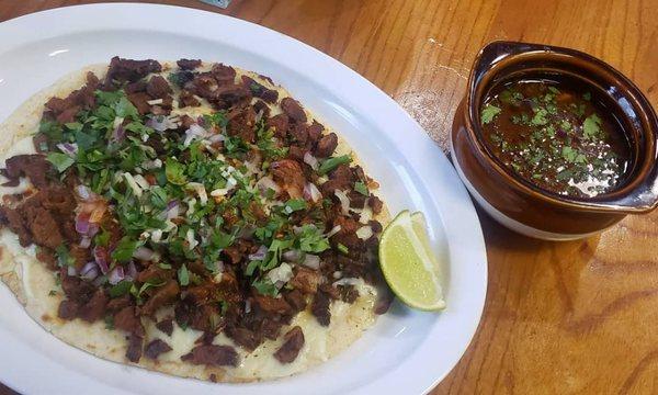 Quesadilla mestiza; birria de res y chivo con consome