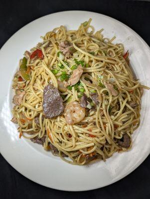 Grand Chowmein (Chicken, Shrimp & Beef)