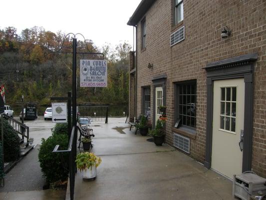 Pin Curls Salon (exterior)