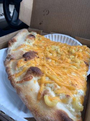 Mac and cheese pizza