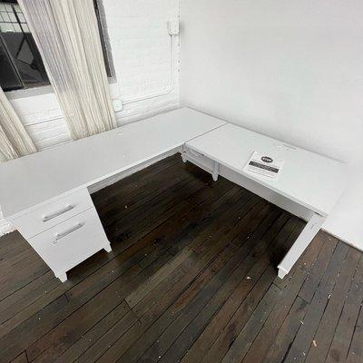 Furniture assembly: Office desk