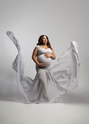 Say hello to our newest maternity dress, designed to make you shine during your photoshoots.