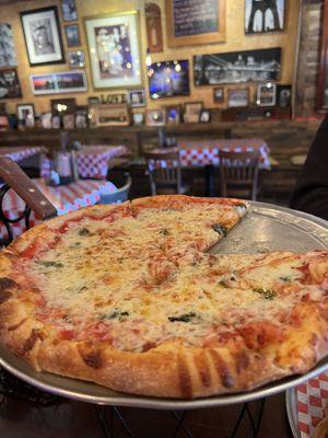 Margarita pizza (fresh basil )