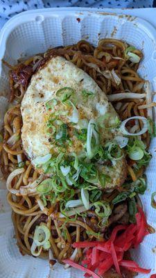 Spicy yakisoba with fried egg