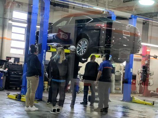 How many people does it take for Ford service to get a wheel off?