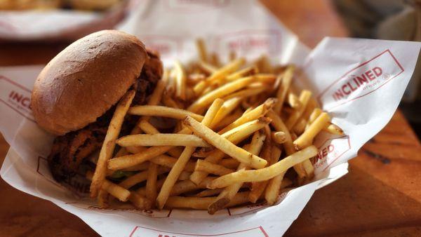 Inclined spicy chicken with fries