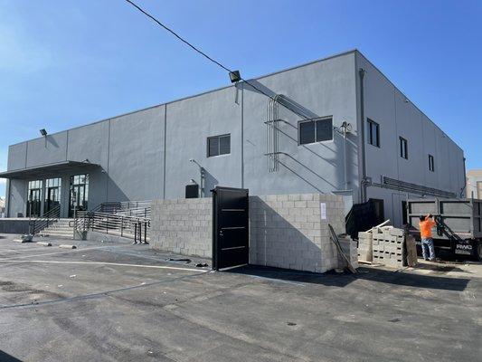 Completed exterior commercial building in Los Angeles