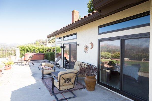 San Diego Replacement Windows - Simonton Daylight Max with a Decorum Espresso Exterior Finish