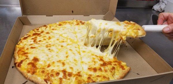 Mac and cheese pizza