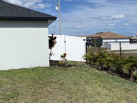 Chain link connected to white vinyl fence