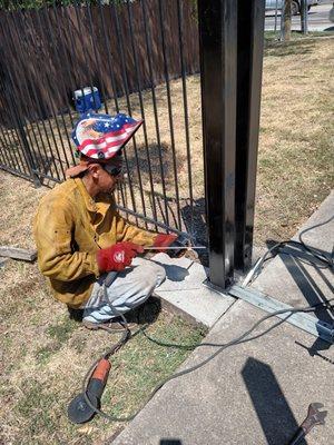 Fixing gate and post