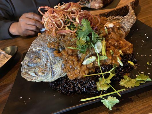 Fried Ca Chien Sot Ca (Fried Whole Fish)