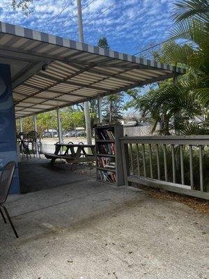 Side of store facing 3rd Street, w picnic table & high tops