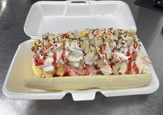 Banana split. Vanilla, strawberry and tres leches ice cream.