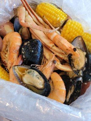 Crab legs, shrimp, mussels