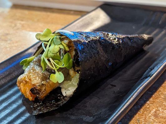 Salmon skin handroll