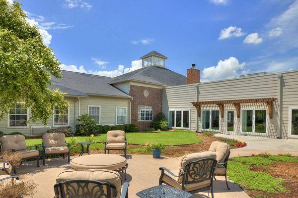 The Gardens at Quail Springs | Assisted Living and Memory Care | Oklahoma City, OK | Patio seating