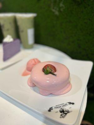 Strawberry soufflé pancake