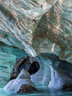 Marble caves on Lago Chelenko. Photo © Justin Black