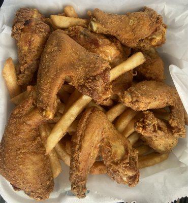 Fried chicken wings & fries