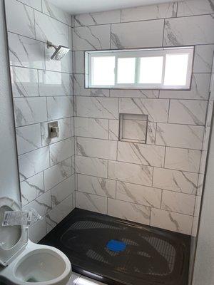 Tile shower walls with niche