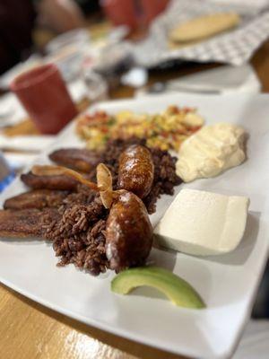 Típico Salvadoreño con chorizo extra