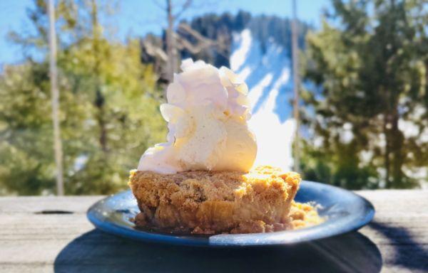 Crumble cherry pie w/ice cream and whip cream