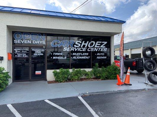 Getting new shoez on. #lauderhillfl