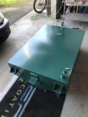 Large fuel tank for a boat coated in double green vein