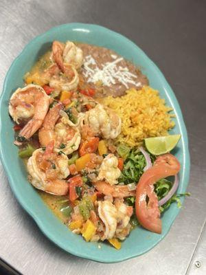 Camarones Rancheros/Rancheros shrimp  Acompañado por arroz, frijoles y ensalada. Tortillas echas a mano .