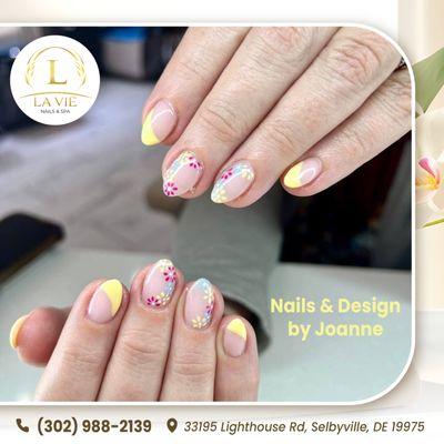 Spring's sunshine blooms at your fingertips! Loving these vibrant yellow flower tips on a clean white base. It's like a mini spring garden b