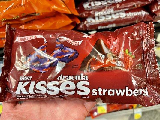 Kisses with strawberry filling!? - VN