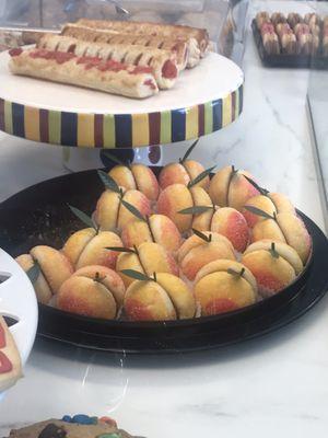 Look at these beautiful shortbread cookies that look like peaches!