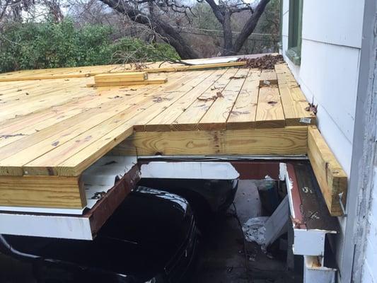 Carport/deck left unfinished with no stairs to access the deck or rails to keep occupants safe.