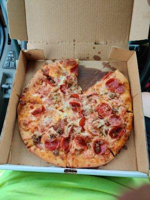 Lame "All meats" pizza served up by people who don't care.