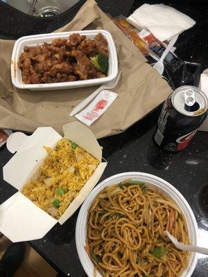 Ordered large orange chicken, small chicken fried rice and small vegetable lo-Mein. Delicious.