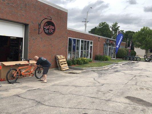 Picking up our tandem at Cycles Etc in Manchester, NH