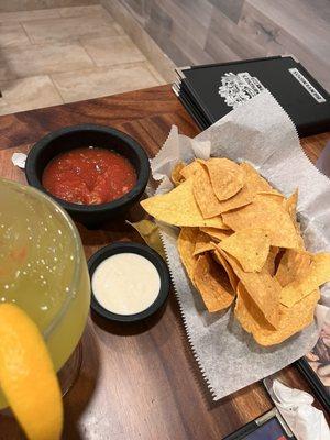 Chips, white sauce & salsa upon arrival