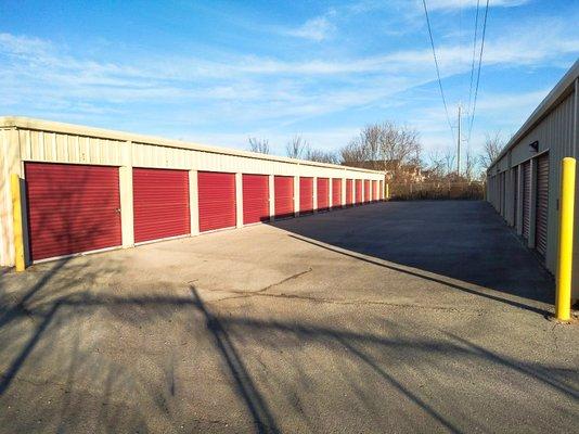 Easy Stop Storage in Centerton, AR offers plenty of space for convenient drive-up access to and from your storage unit!