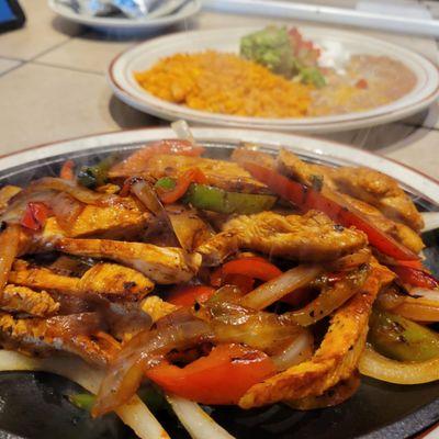 Fajitas de Pollo served with rice and beans