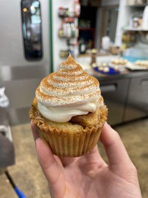 Cinnamon roll cupcake