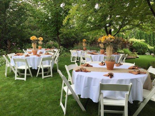 Dining available in the open air amongst the flower beds