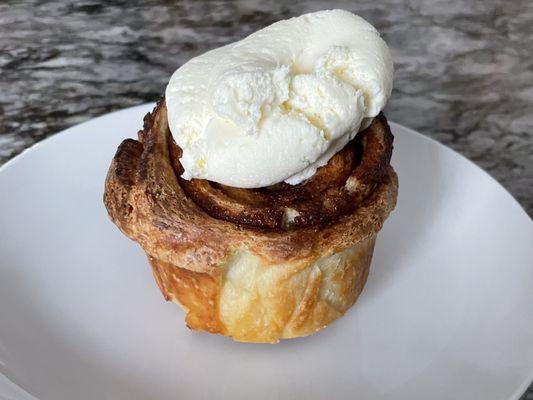 Cinnamon roll (to go)