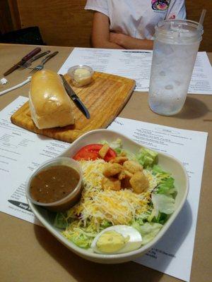 Side salad and bread came out in 2 minutes!