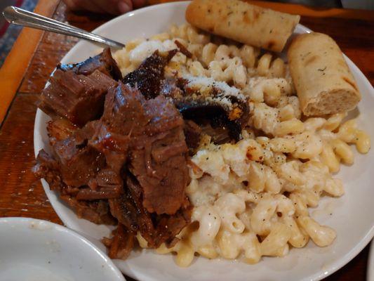 Macaroni and cheese with brisket