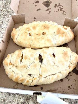 Undercooked baked calzones. I ordered fried. They were meh at best.