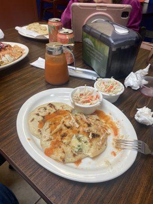 Pupusas, pollo con tajadas delicious!!